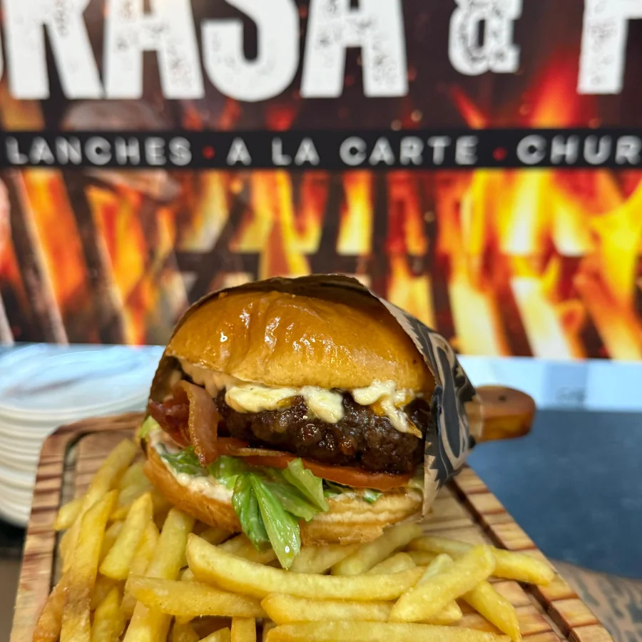 Hambúrguer Clássico do Chef do Brasa e Pão, com queijo derretido e batatas fritas