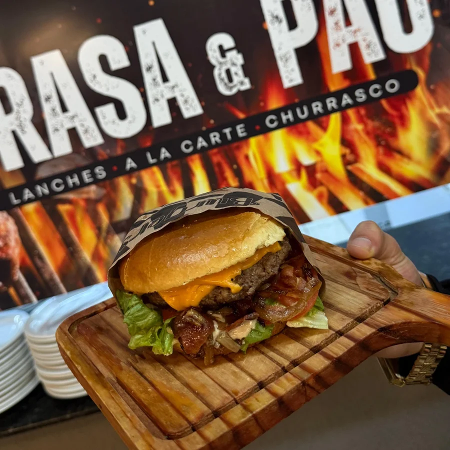 Hambúrguer Suprema Cheddar do Brasa e Pão